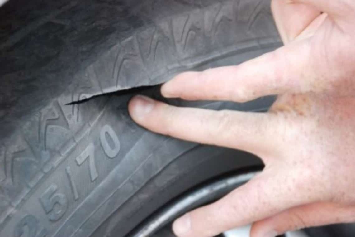 Anvelopele a șapte mașini parcate pe două străzi din Ploiești au fost tăiate. Polițiștii îl caută pe autor