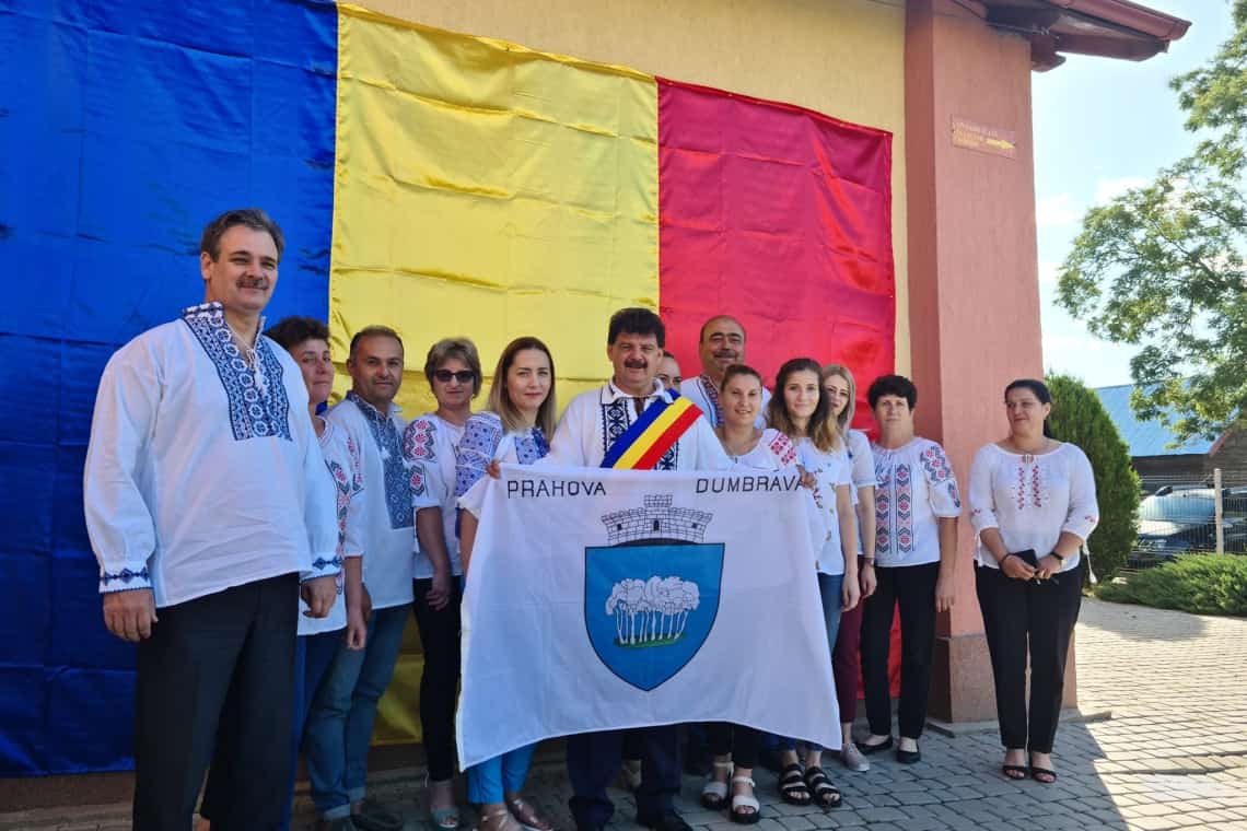 La Dumbrava, toată suflarea din Primărie s-a îmbrăcat în IE