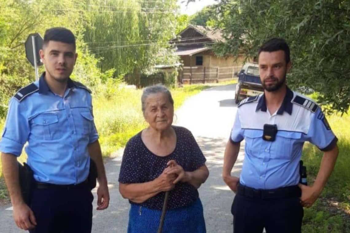 O bătrână din Prahova, plecată la cules de ciuperci, s-a rătăcit în pădure. A fost găsită cu sprijinul polițiștilor
