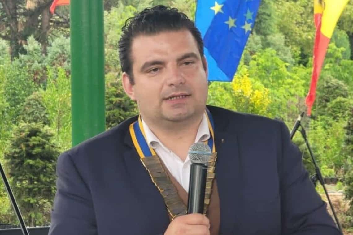 Vlad Mateescu, directorul Filarmonicii “Paul Constantinescu”, a preluat Colanul de președinte al Rotary Club Ploiești