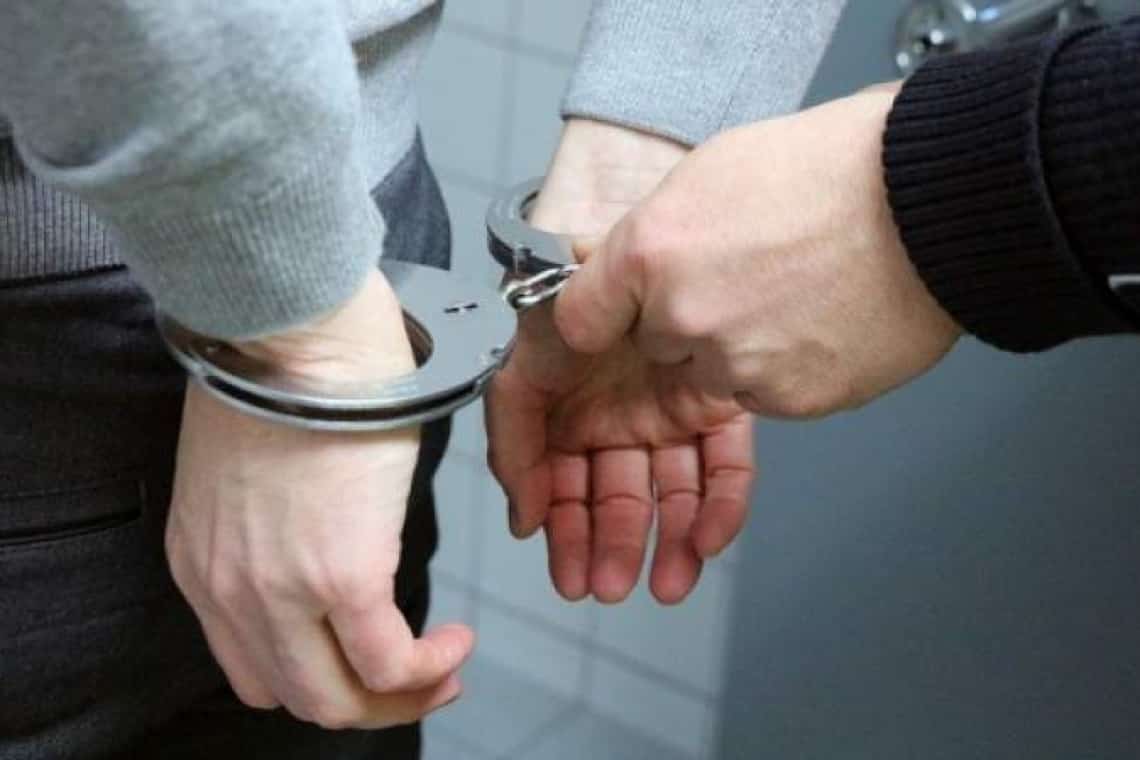 Ofițer de poliție judiciară, reținut pentru luare de mită, trafic de influență, abuz în serviciu, dare de mită