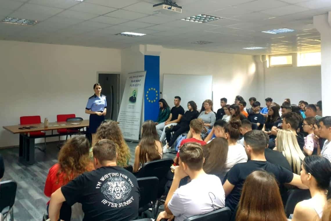 Riscurile și consecințele consumului de droguri, acțiune preventivă a polițiștilor în patru licee din Prahova