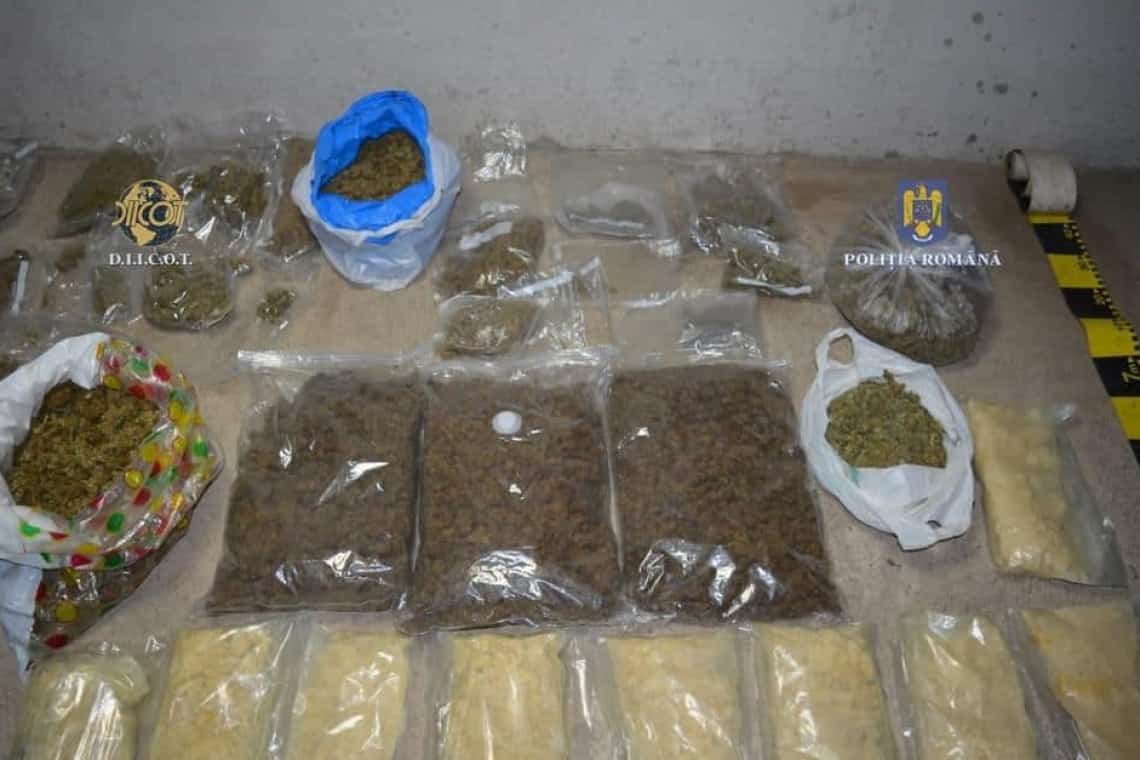 Trei tineri care vindeau droguri într-o parcare au fost arestați. Aveau acasă un adevărat depozit de substanțe interzise!