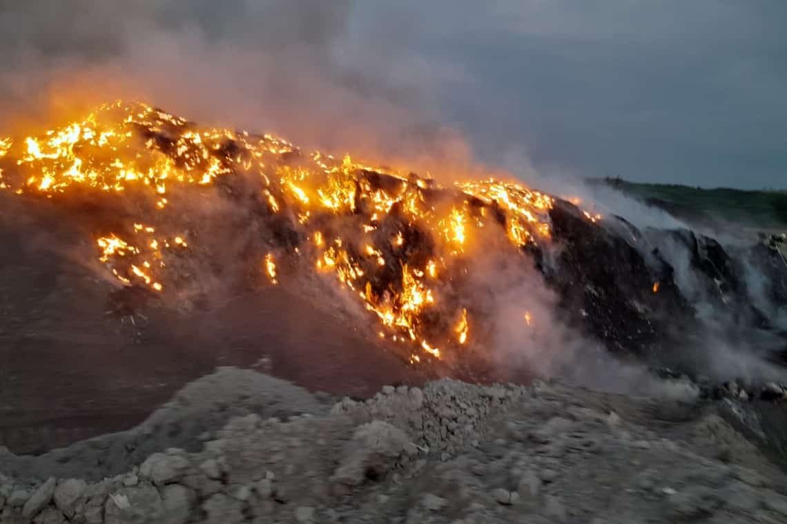 Update/Incendiu de proporții la groapa de gunoi din Băicoi. A fost emis mesaj RO-ALERT