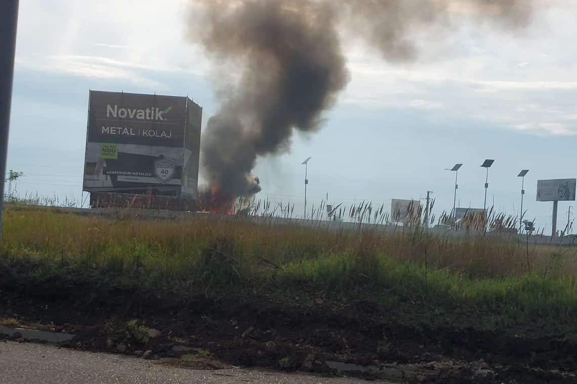 Autotren în flăcări pe Centura de Vest. Șoferul a reușit să iasă din cabină