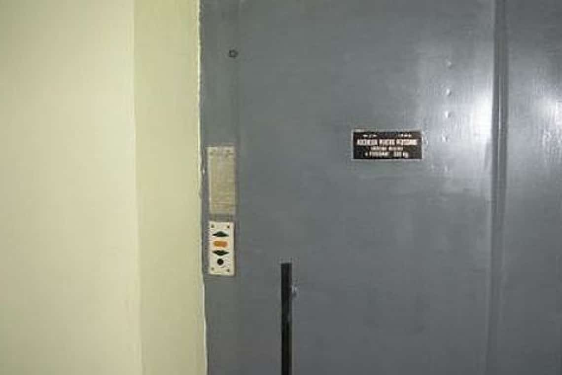 O familie cu trei copii blocată într-un lift al unui bloc din Ploiești, în miez de noapte, a fost salvată de pompieri