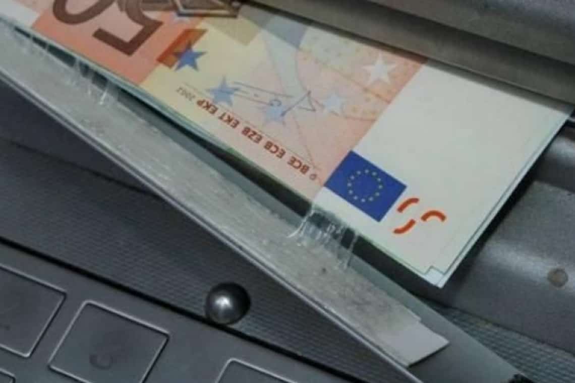 Cash trapping la bancomate din Prahova și Dâmbovița