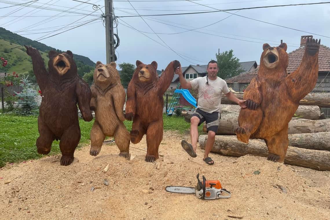 Video/ Hora urșilor, sculptată în lemn, cu drujba, de prahoveanul Gabriel Cernat