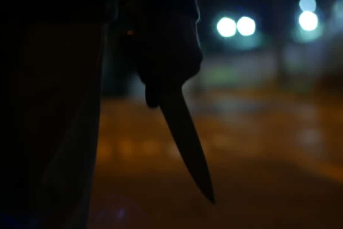 Un bărbat, posibil cu afecțiuni psihice, cercetat de polițiștii ploieșteni pentru port ilegal de cuțit