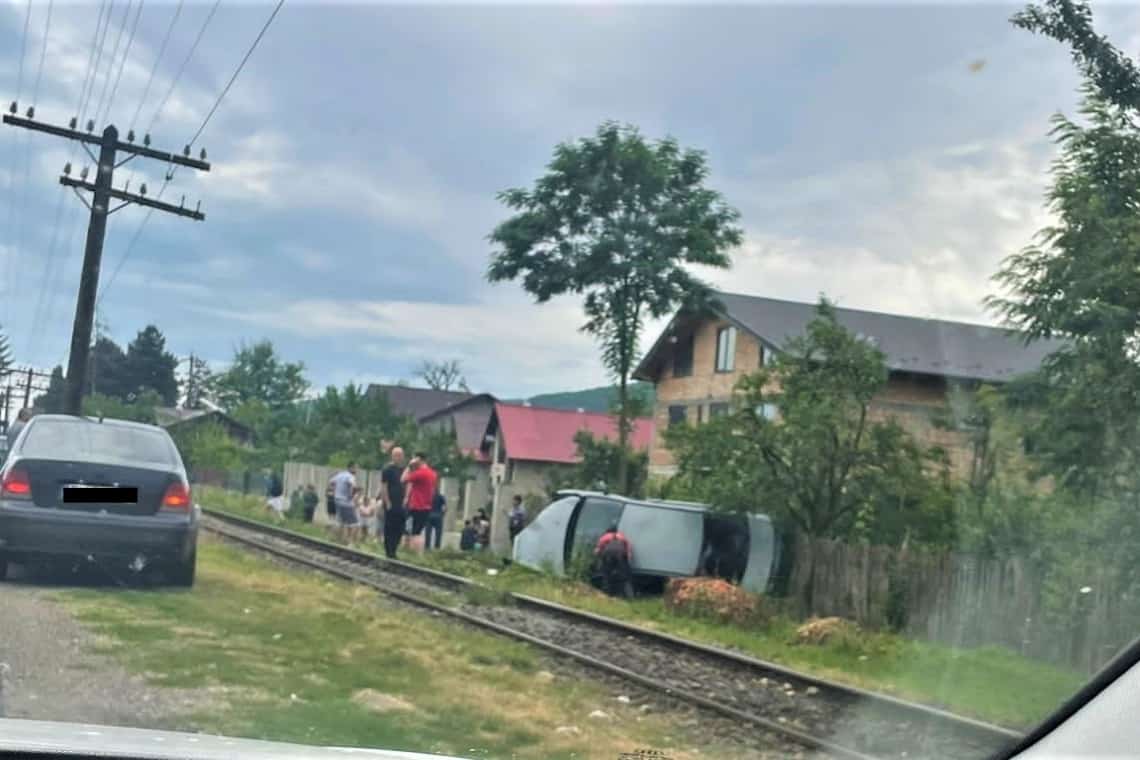 Accident la Poiana Vărbilău: un autoturism a ieșit de pe carosabil, a intrat pe calea ferată Ploiești-Slănic și s-a oprit într-un gard!