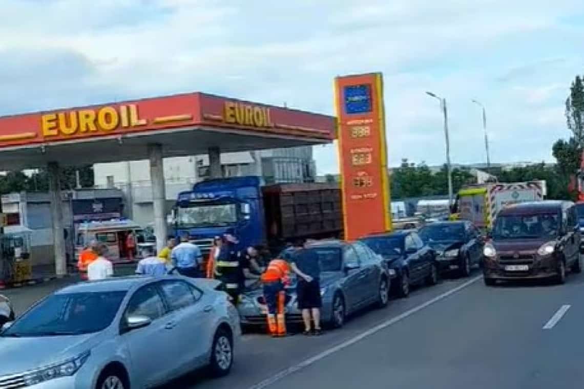 Ce spun polițiștii despre accidentul de la Blejoi, în care au fost implicate patru autoturisme