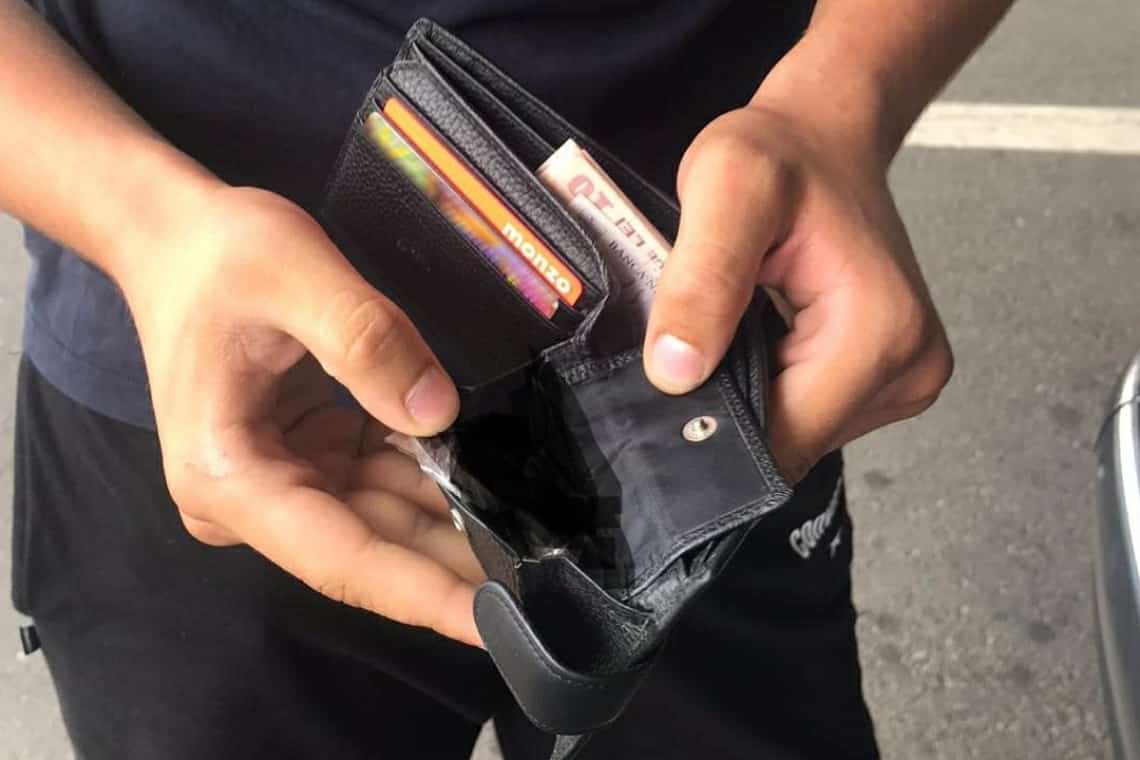 Un minor care a cumpărat alimente folosind două carduri găsite la Halele Centrale, cercetat de polițiști