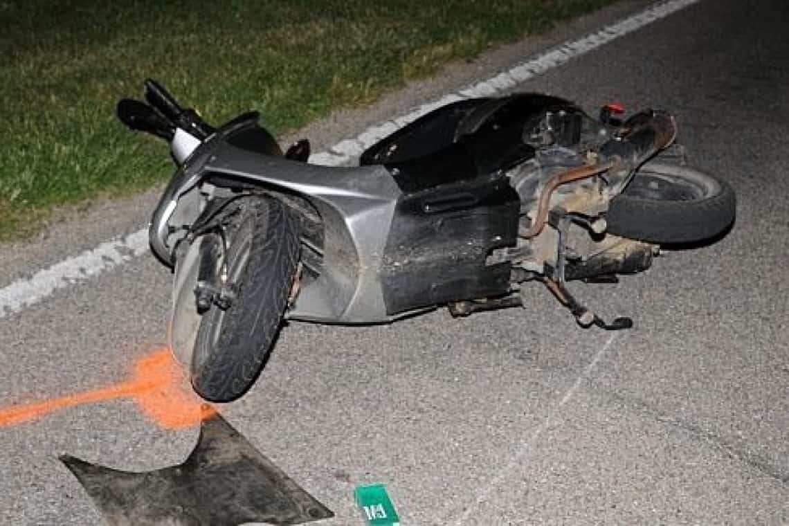 A intrat cu mopedul în gard, pe un drum din Ariceștii Zeletin. Doi tineri au ajuns la spital