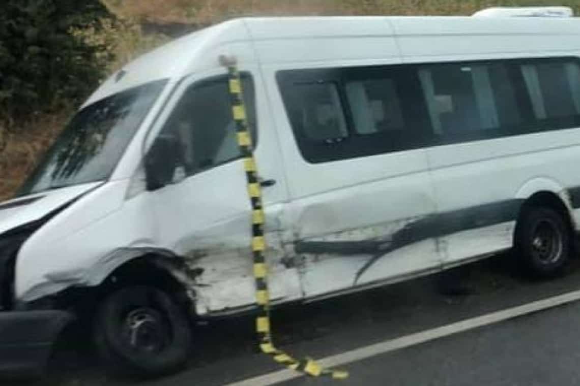 Trei fete, rănite într-un accident produs în Ciorani. Microbuzul în care se aflau s-a răsturnat 