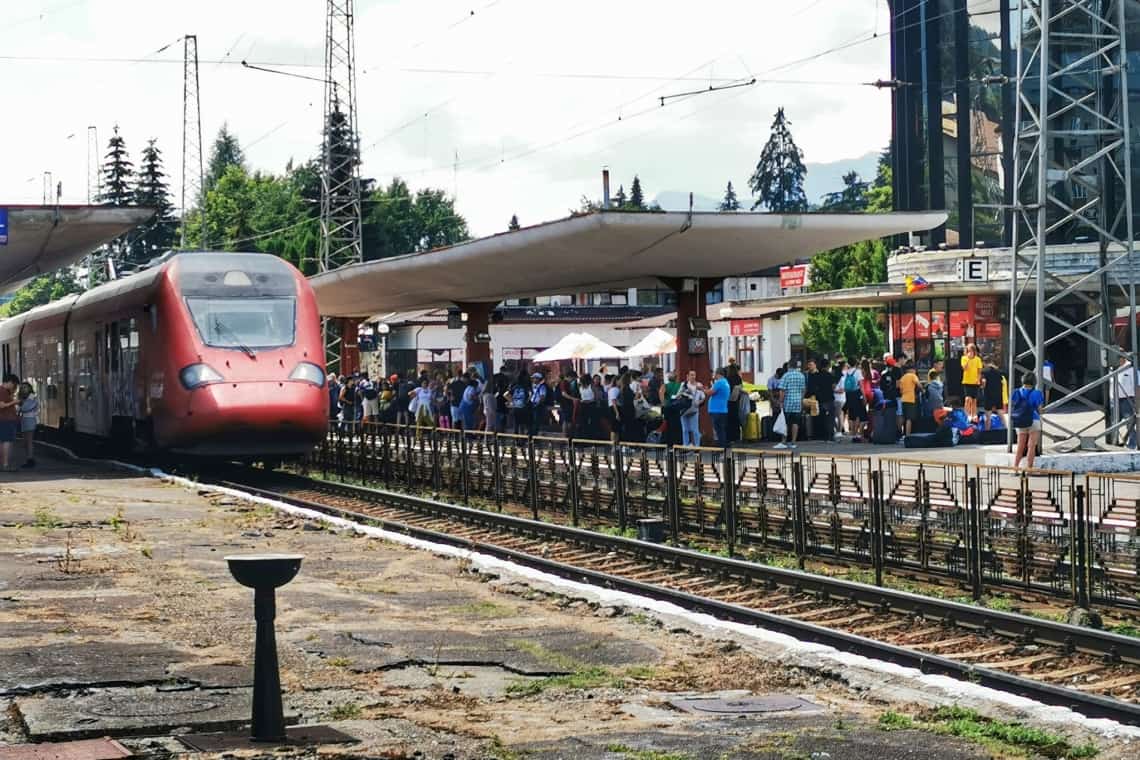 Peroanele Gării Predeal arată ca după bombardament!