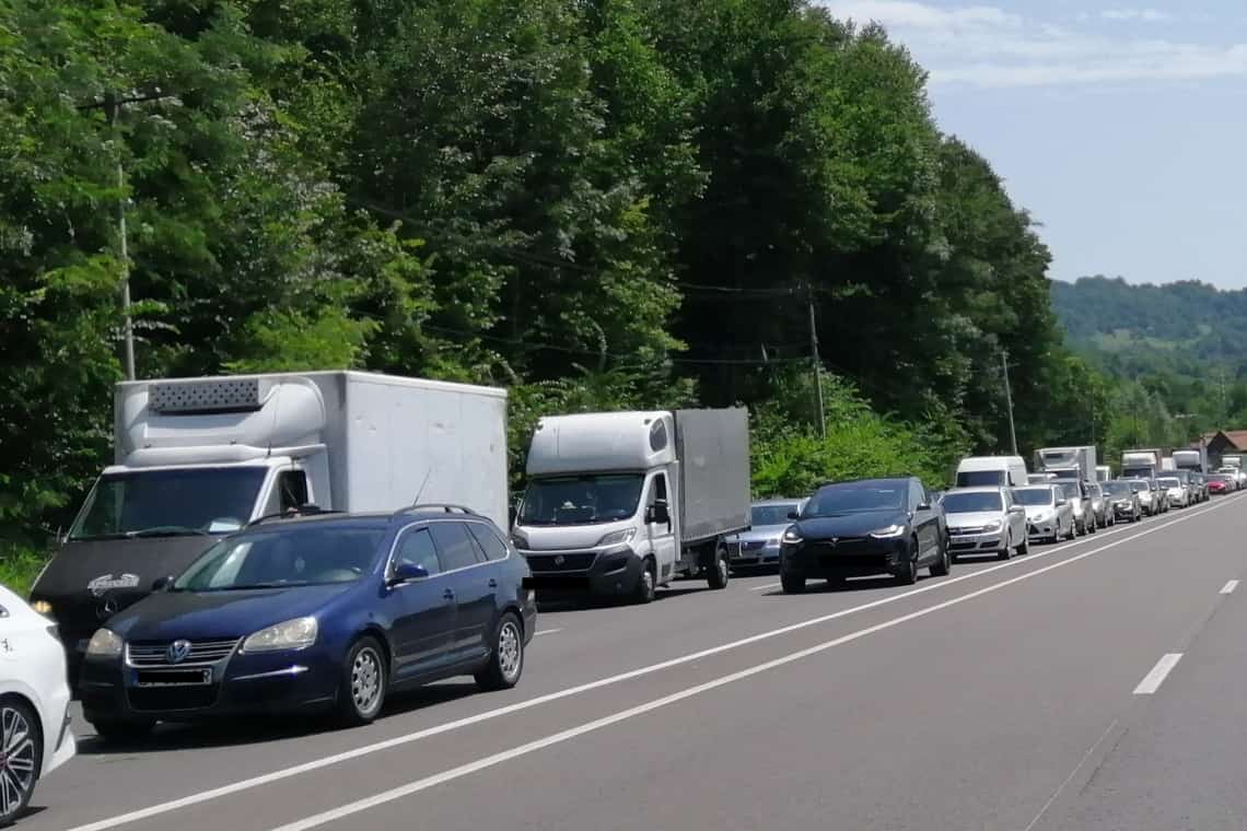 Trafic intens pe drumurile spre munte și spre mare, în special pe DN1 și A2