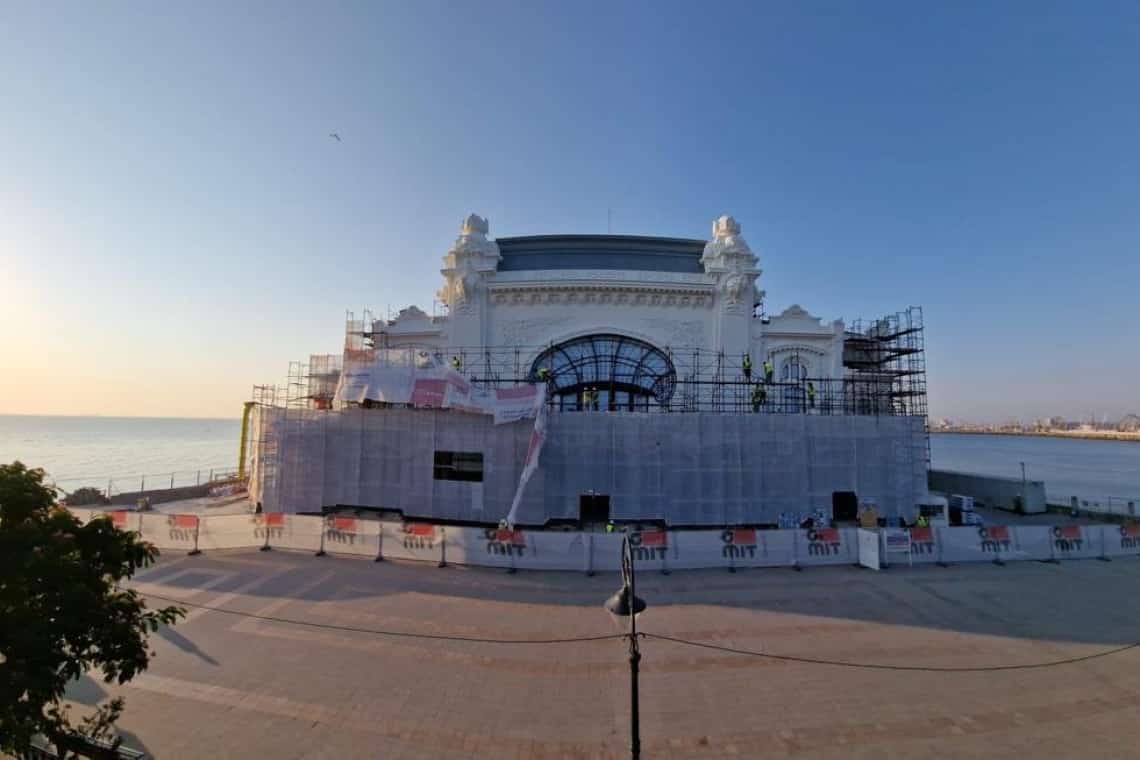 Prahovenii care merg la Constanța vor putea admira, de azi, fațada refăcută a Cazinoului