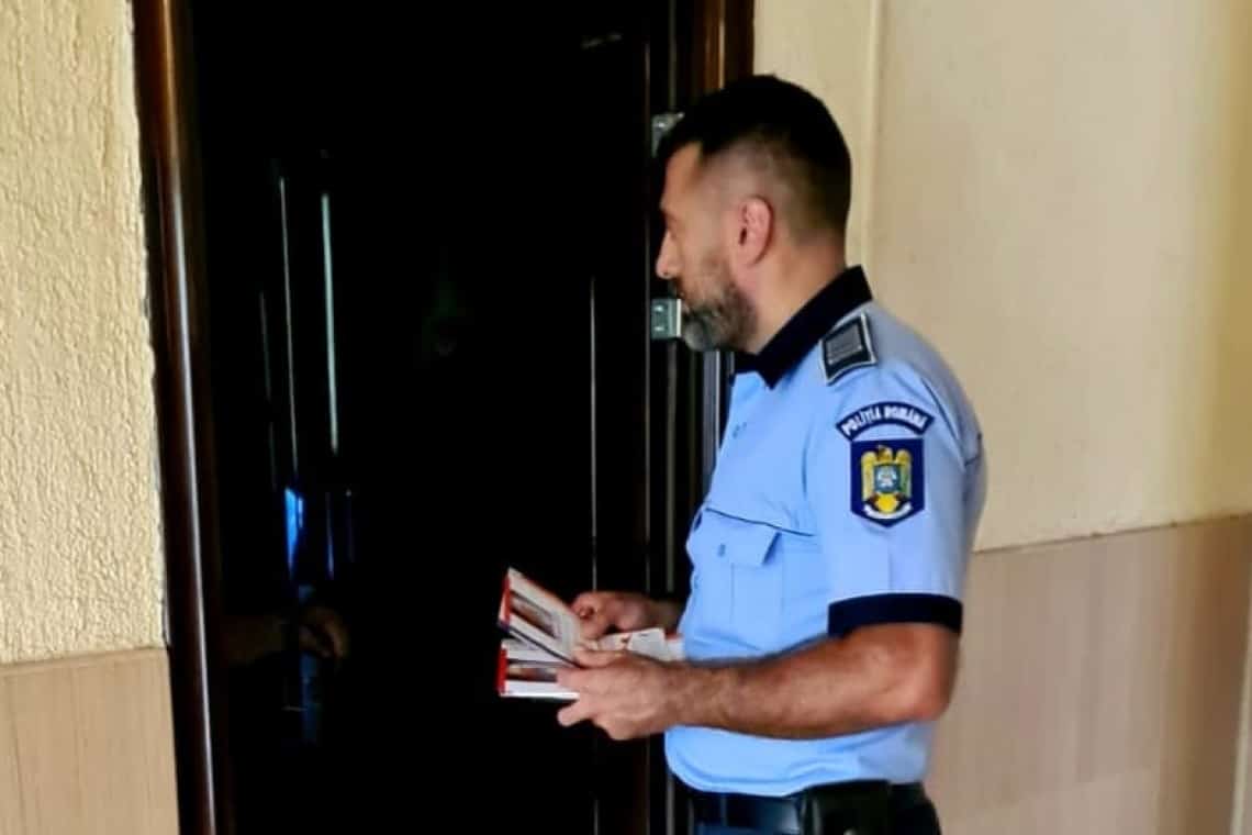 Polițiștii ploieșteni merg din ușă-n ușă să învețe populația cum să se ferească de hoți