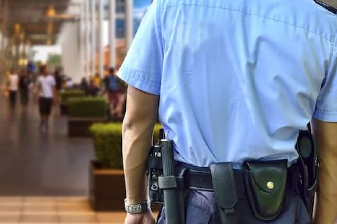 Cherchelit bine, un paznic al unui centru comercial din Ploiești s-a împiedicat și s-a lovit la cap. Polițiștii au întocmit dosar penal