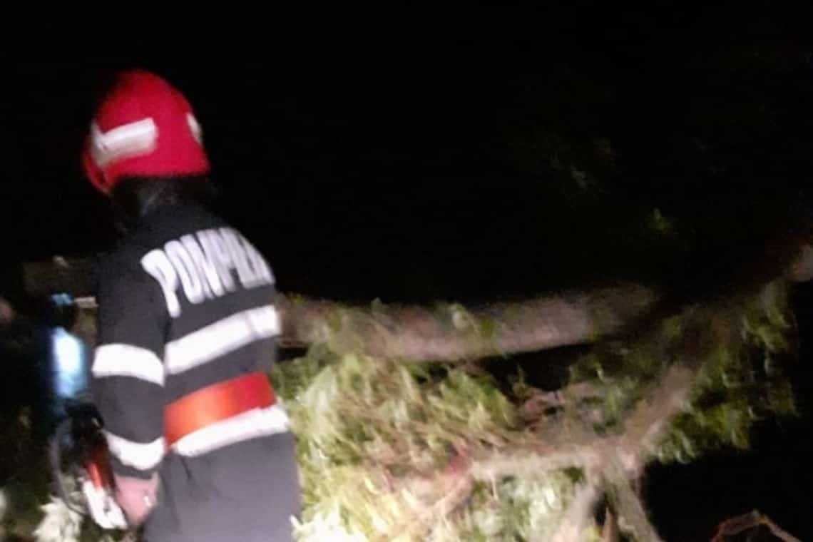 Intervenții ale pompierilor, după precipitațiile de marți seară