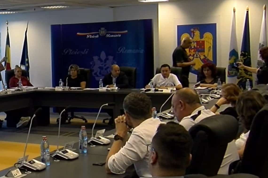 Consilierilor locali le arde de discursuri politice și desemnarea membrilor AGA, CA și a directorului într-o societate care nu se știe dacă va funcționa. Ploieștenii - tot fără apă caldă!