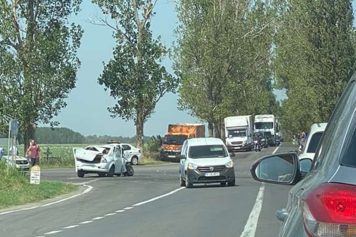 Coliziune între trei mașini, pe DN1D, la intersecția Fulga-Drăgănești. O femeie a ajuns la spital