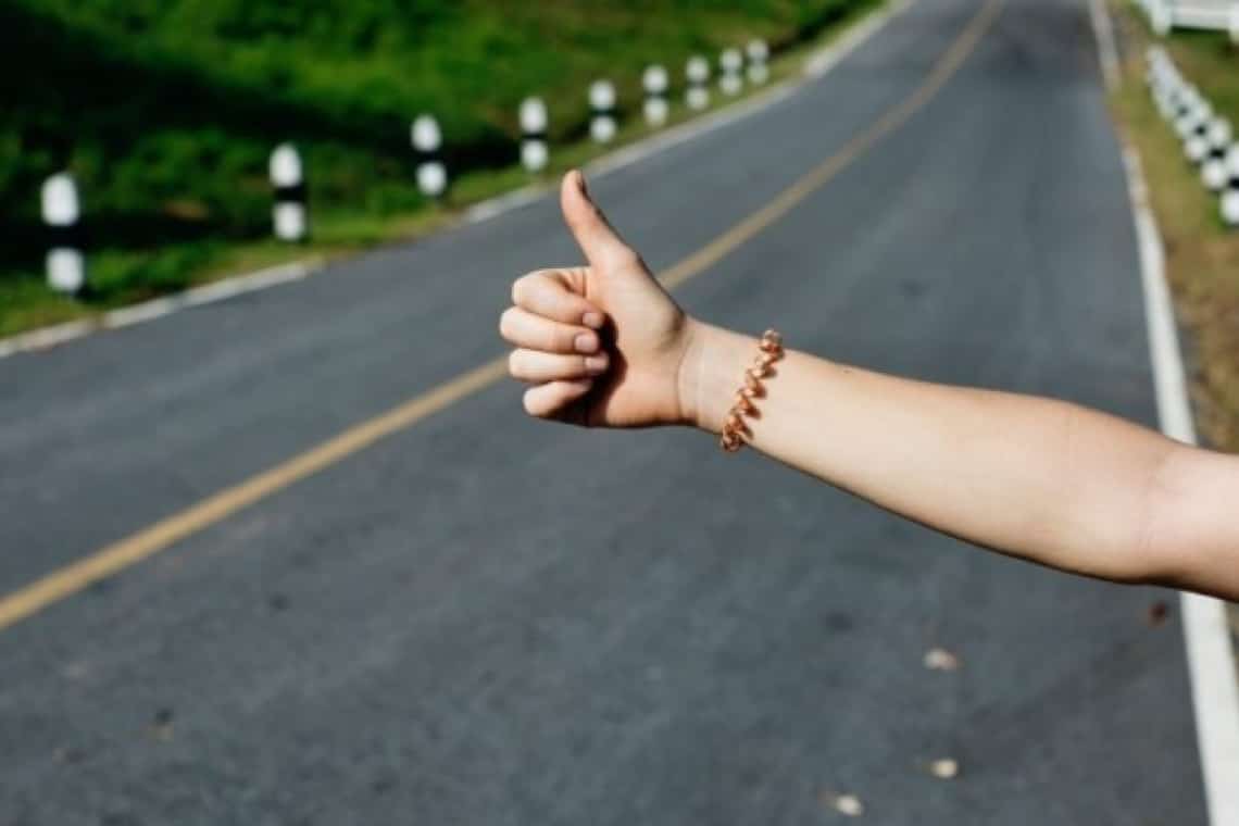 Pățania unui bărbat care a dus două autostopiste de la Buzău la Mizil