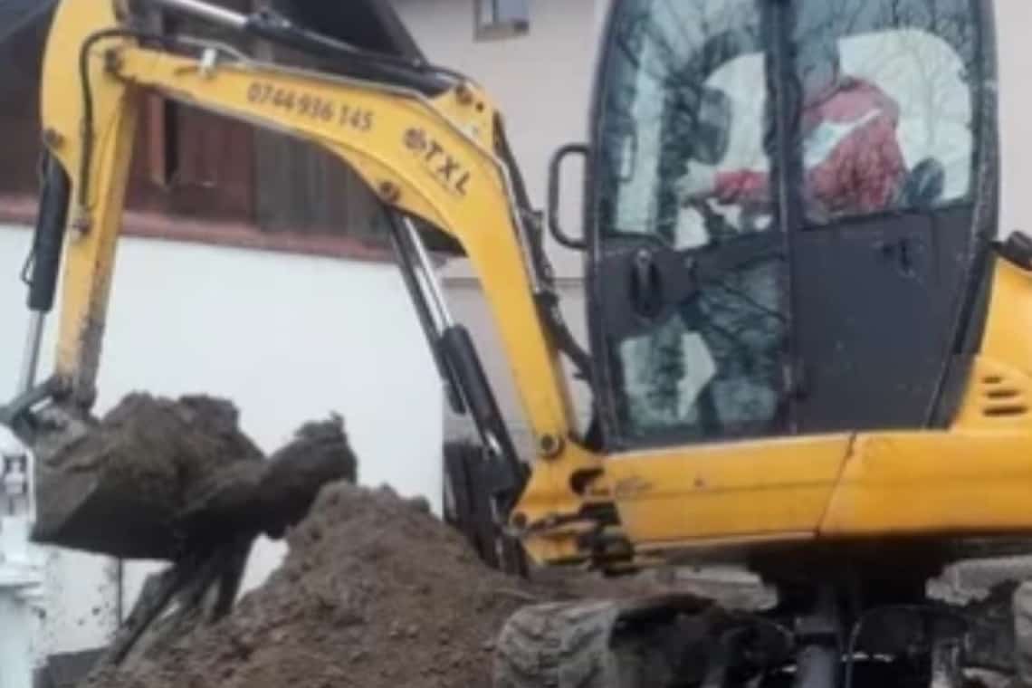 Un sucevean beat a distrus cu excavatorul gardurile a două imobile din comuna Cornu