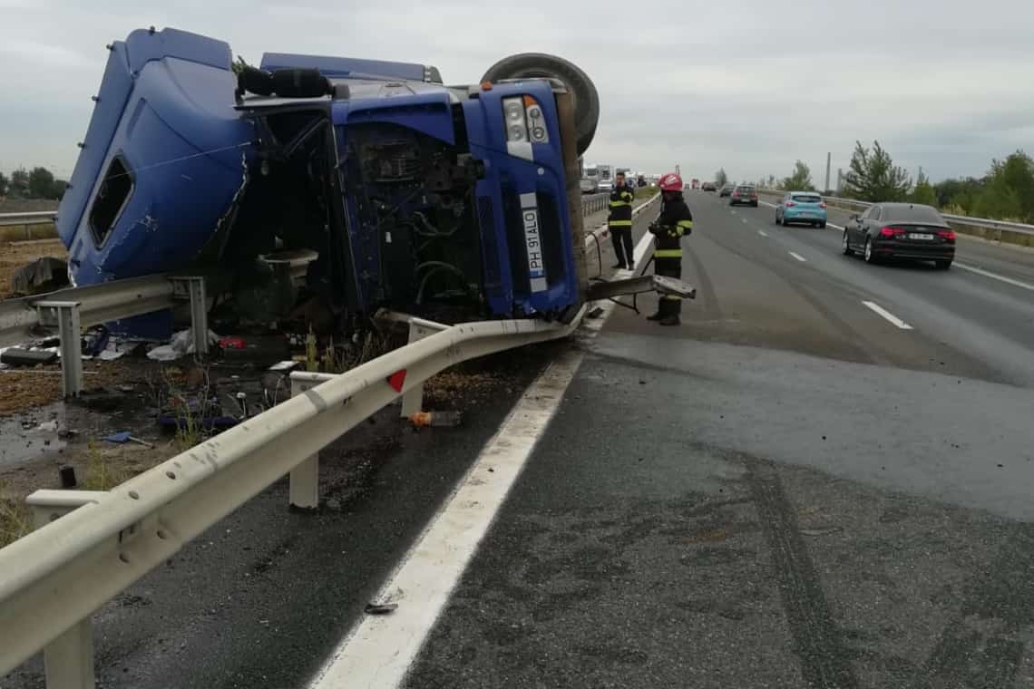 O autobasculantă plină cu balast s-a răsturnat pe autostrada București-Ploiești