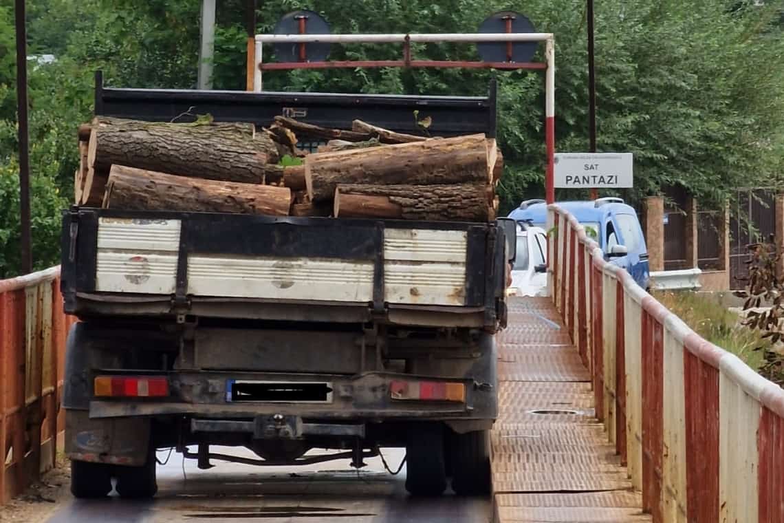 O autoutilitară plină cu lemne neasigurate, pericol pe podul de la Pantazi!