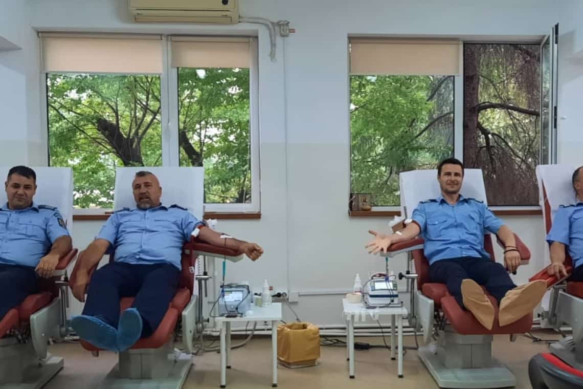 O șansă în plus pentru pacienții din spitale! Jandarmii prahoveni au donat sânge pentru a le veni în ajutor celor ce au nevoie de transfuzii