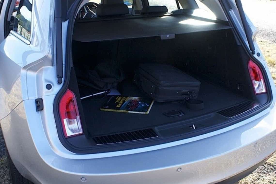 Un bărbat și o femeie din Câmpina, prinși cu cinci calorifere sustrase din curtea unui hotel