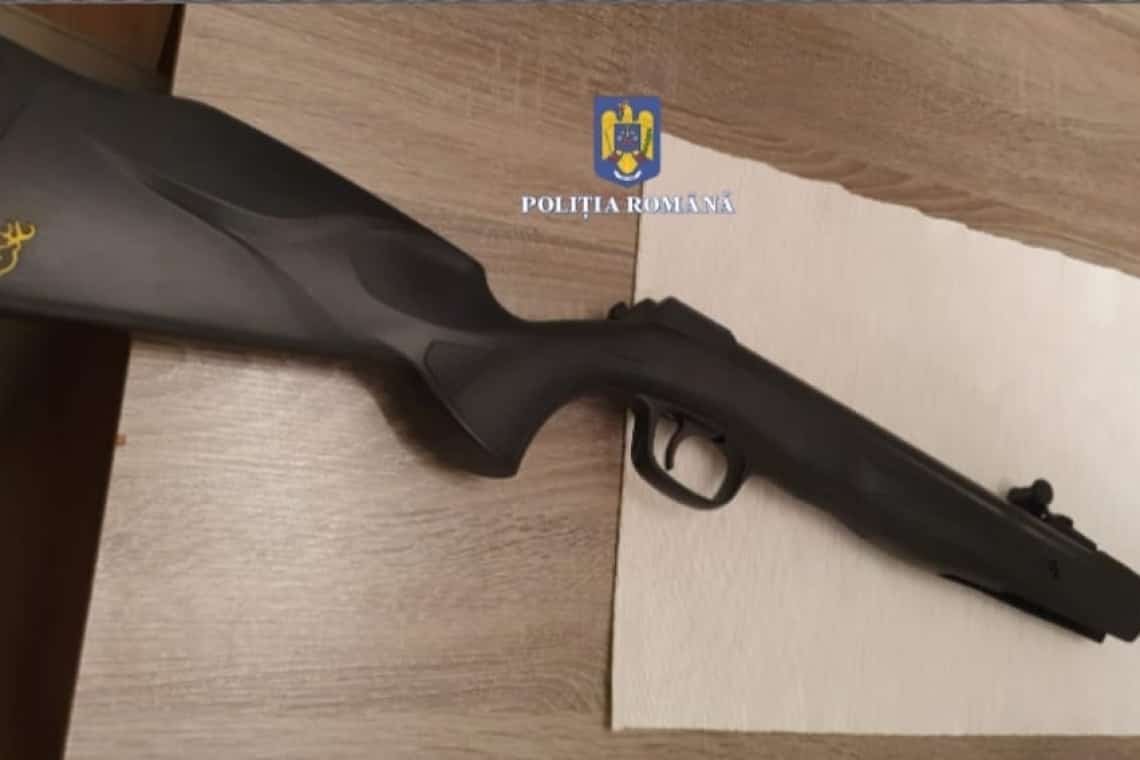 Un întreg arsenal, găsit de polițiști la perchezițiile efectuate la domiciliul unui tânăr din comuna Cărbunești