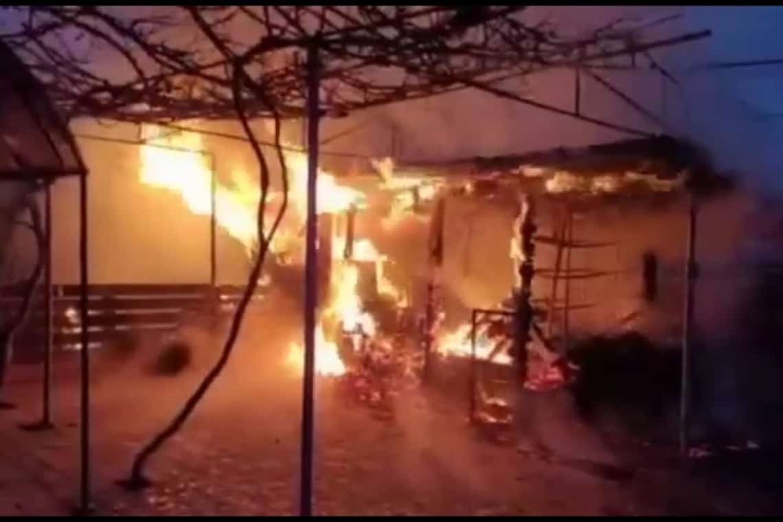 Adolescent de 15 ani, arestat după ce a dat foc unei anexe gospodărești din Ploiești