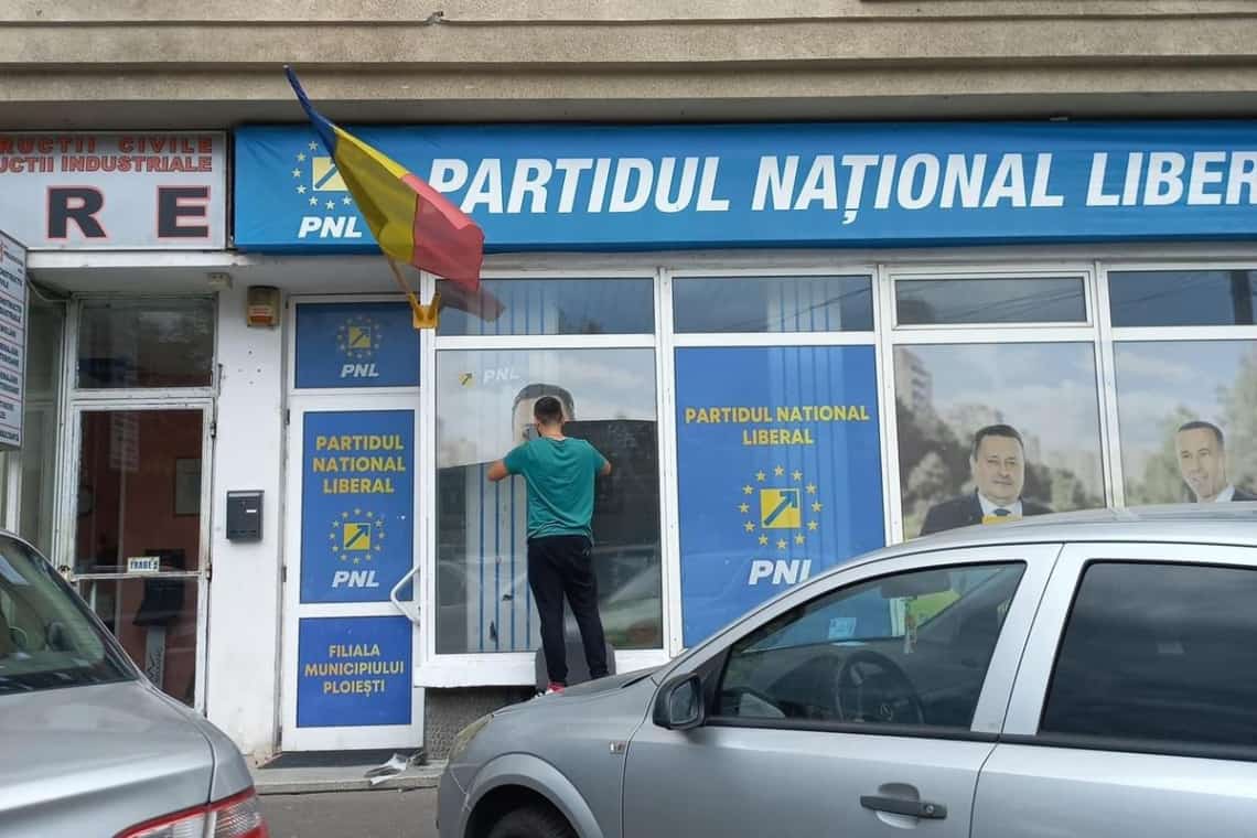 S-a rupt definitiv lanțul de iubire liberală! Andrei Volosevici, dezlipit din geamul filialei PNL Ploiești