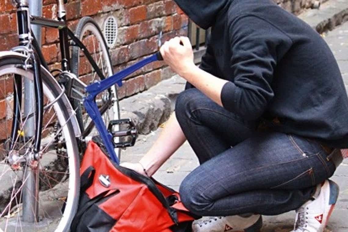 Hoți de mici! Doi copii, bănuiți de furtul a două biciclete, de pe o stradă din centrul Ploieștiului