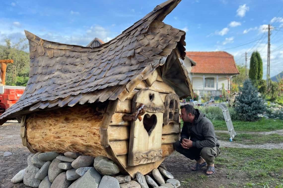Căsuța din povești, cel mai nou proiect al lui Gabriel Cernat, sculptorul cu drujba
