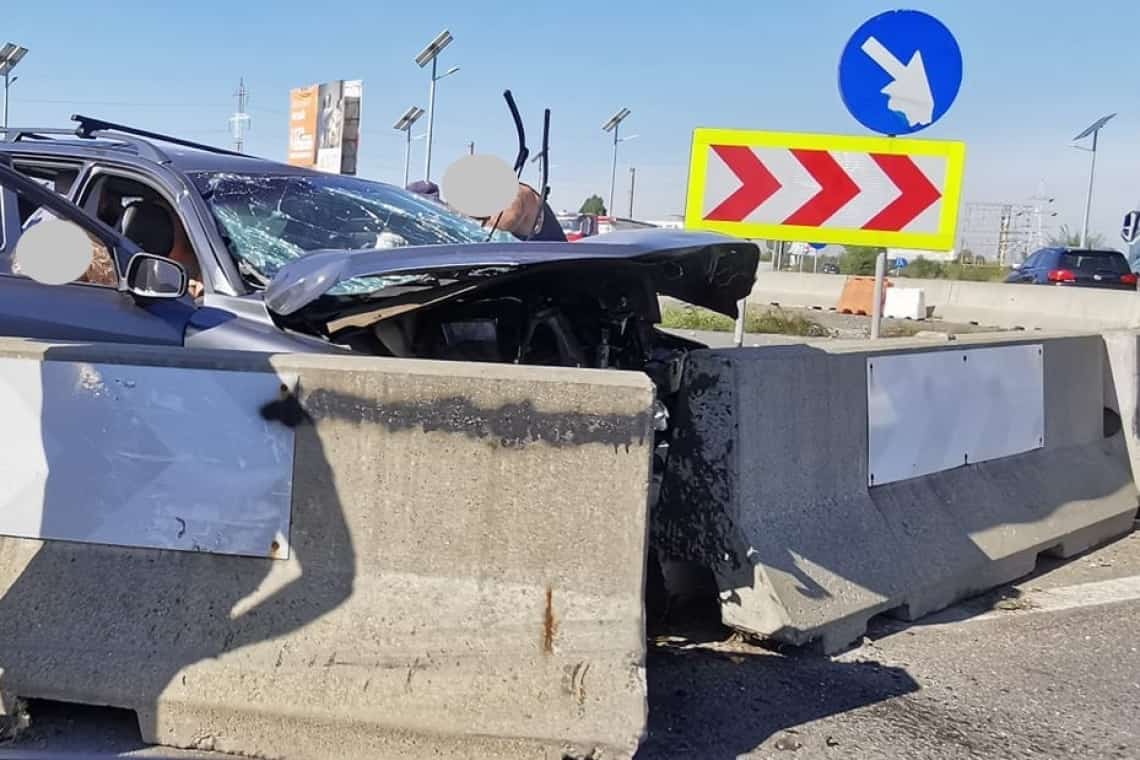 Un șofer a intrat cu mașina în sensul giratoriu de pe A3, lângă Ploiești. Patru persoane au fost rănite