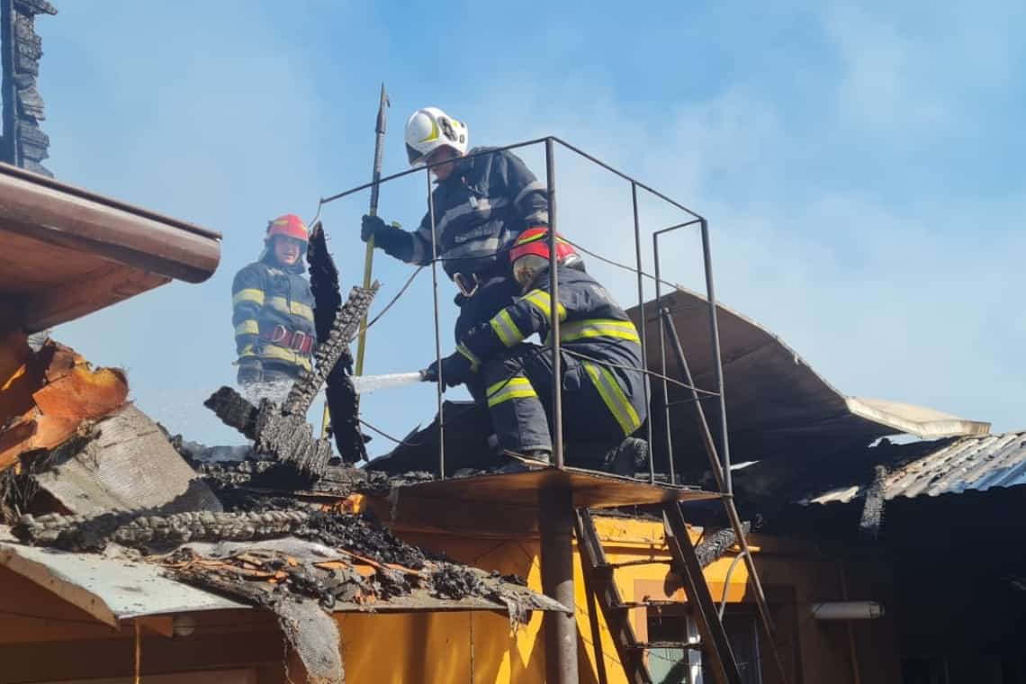 Galerie foto/Două case și o anexă gospodărească au fost cuprinse de flăcări, la Ariceștii Rahtivani