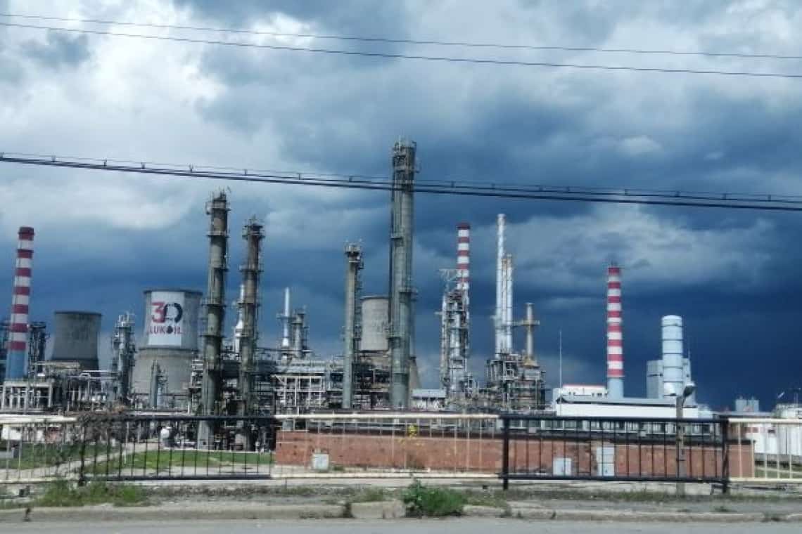 Rafinăria LukOil, amendată cu 100.000 de lei de Garda de Mediu Prahova