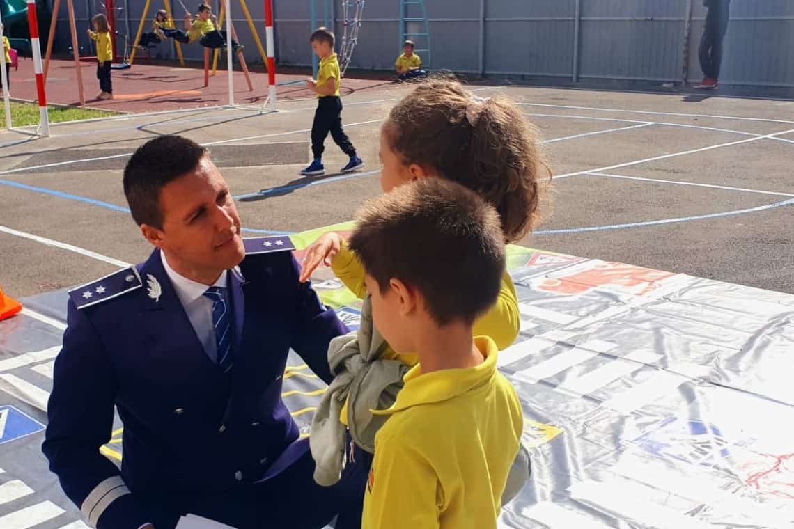 Polițiștii prahoveni, alături de copiii din instituțiile de învățământ/ Importanța educației preventive