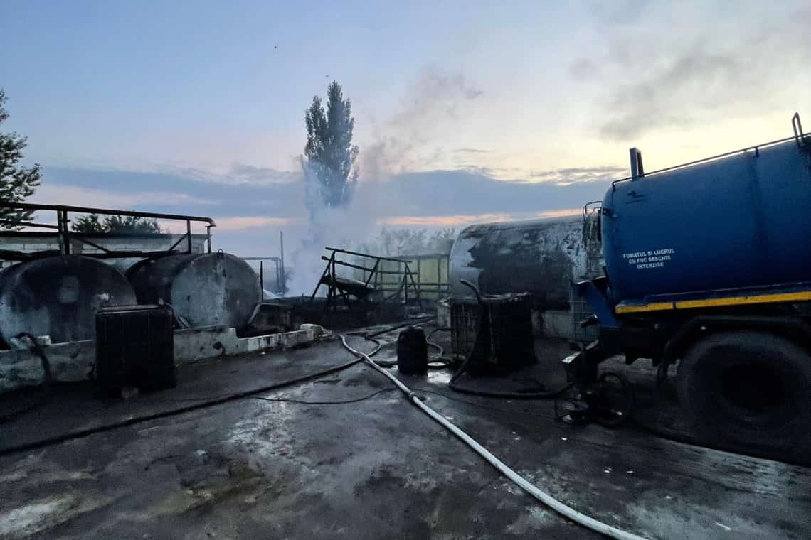 Un depozit de reziduuri petroliere a luat foc, în Albești Paleologu. Pompierii au reușit să înlăture pericolul de explozie!
