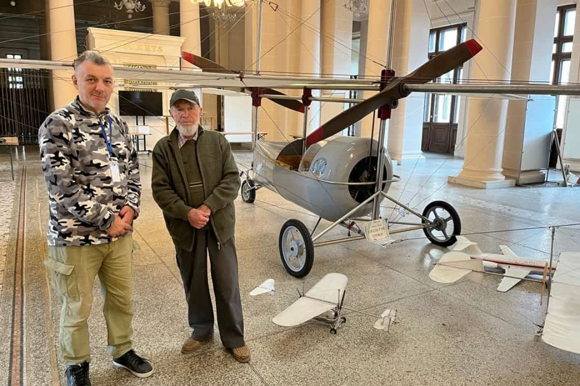 Expoziție inedită la Ploiești: machete de aviație și replica unui avion al lui Vlaicu. Astăzi, invitat special: Dumitru Prunariu
