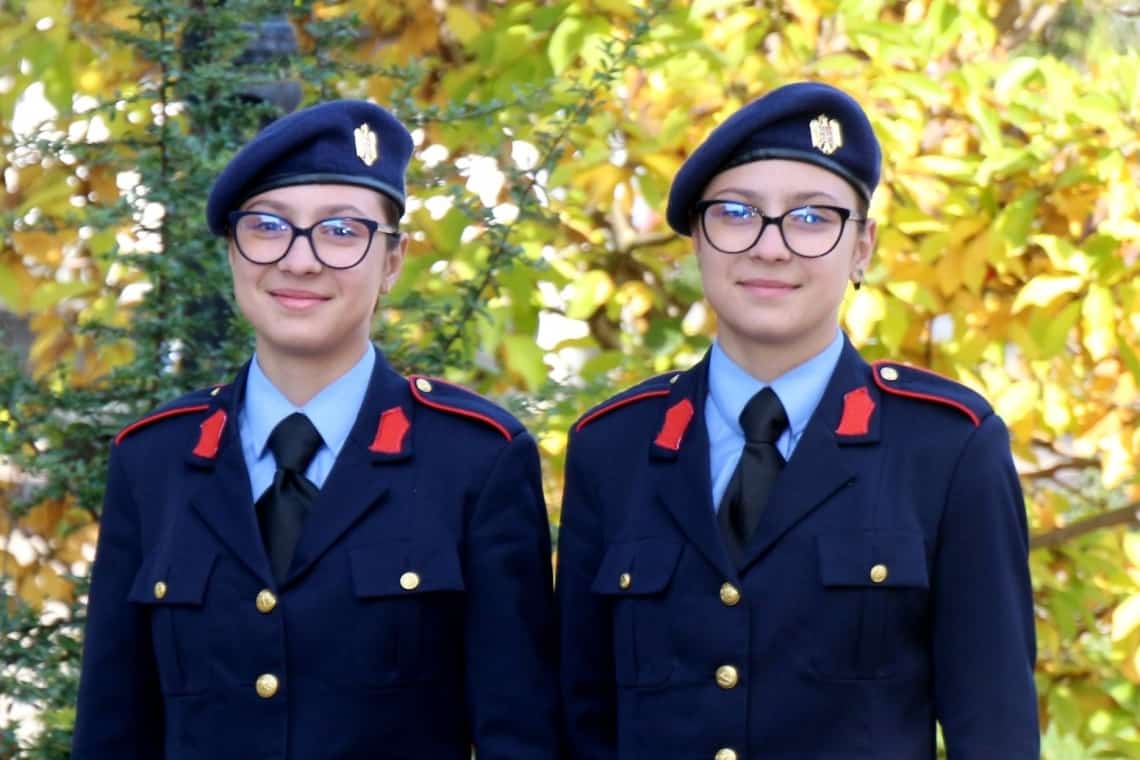 Gemenele Denisa și Miruna Nae, din comuna prahoveană Cosminele, au ales același drum: cariera militară!