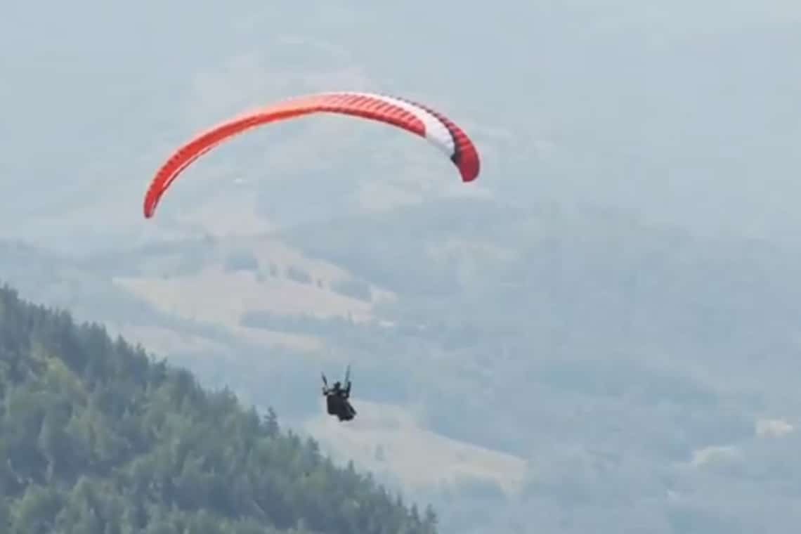 O femeie s-a prăbușit cu parapanta la Cheia, în zona Muntele Roșu. Pompierii intervin pentru salvarea acesteia