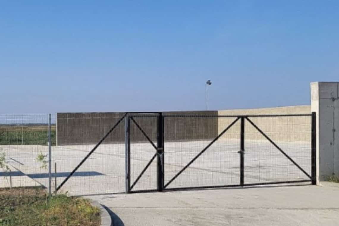 Platformă pentru depozitarea gunoiului de grajd, în comuna Drăgănești. Se reduce astfel poluarea solului în zona fermelor