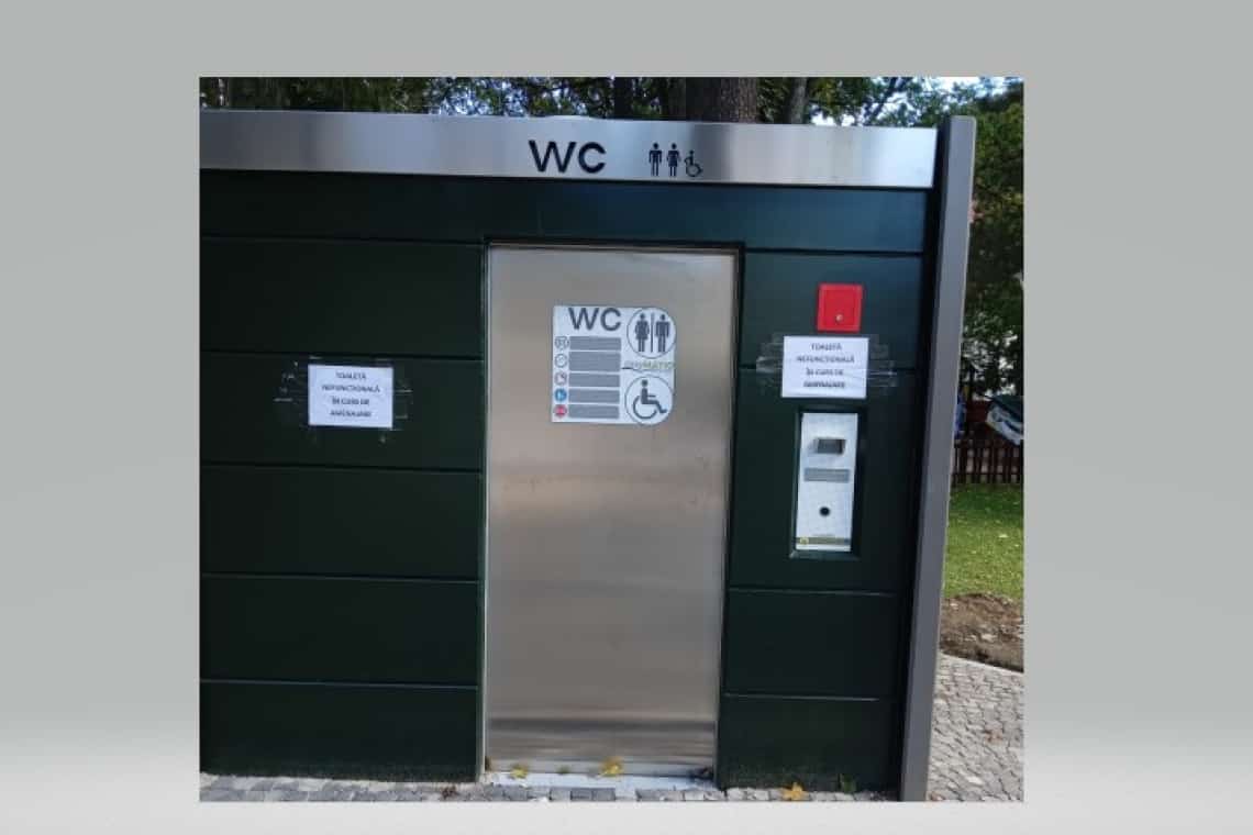 Toaletă automată achiziționată de Primăria Sinaia, amplasată la intrarea în Parcul Central. Aflați cât a costat!