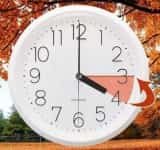 La noapte, dormim cu o oră mai mult: ora 04:00 va deveni ora 03:00. Cum ne influențează această schimbare