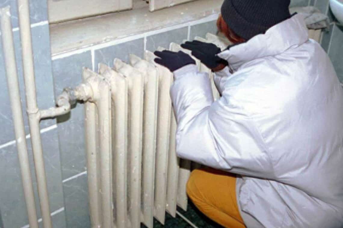 Avarii la rețeaua secundară de termoficare/ Zeci de apartamente din Ploiești au rămas fără căldură