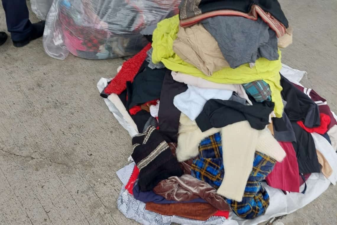 Galerie foto/ 170.000 de kg de haine second-hand, oprite de la vânzare de comisarii de la Protecția Consumatorilor, în Ploiești. Aflați motivul!